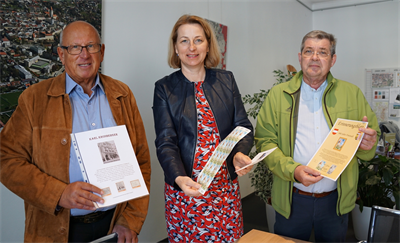Das Bild zeigt Bürgermeisterin Elisabeth Teufer, Roland Jäger und Wolfgang Spitzer bei der Markenübergabe.